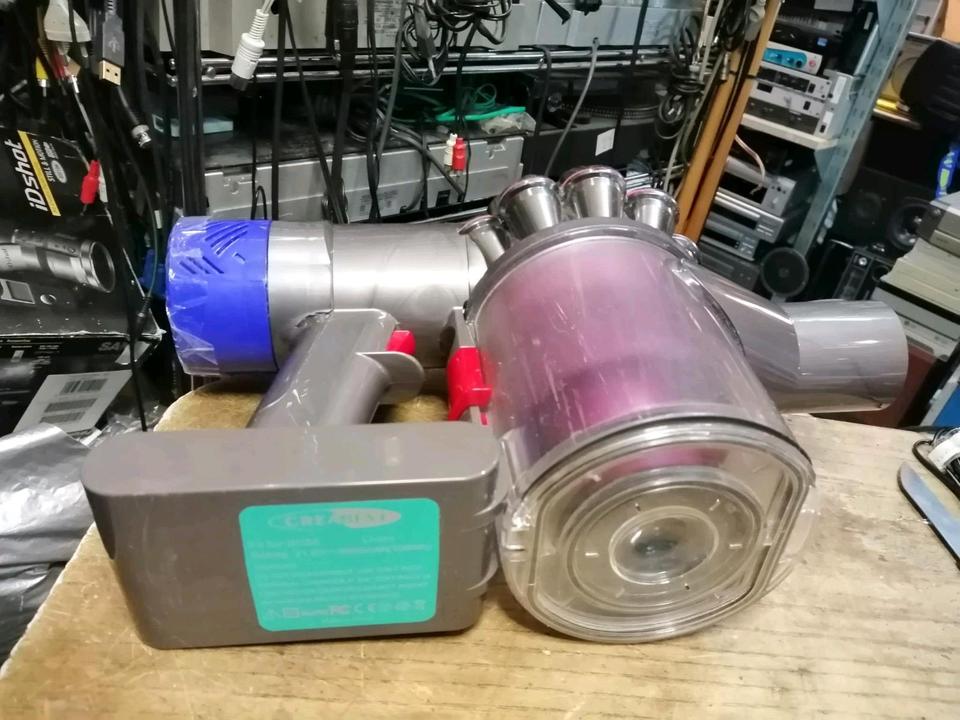 DYSON V6 Fluffy, Akku-Staubsauger mit Zubehör!!