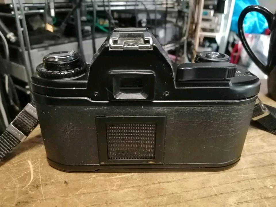 NIKON EM, Analog-Kamera mit Objektiv RMC Tokina 35-105mm