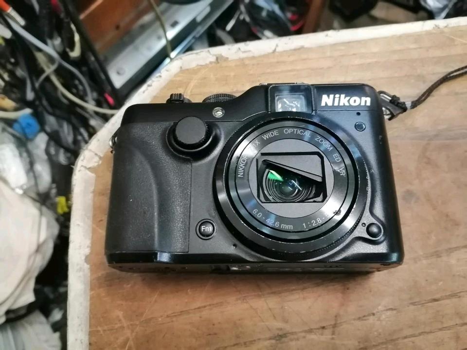 NIKON COOLPIX P7100, Digital-Kamera mit Zubehör - etwas DEFEKT!!!