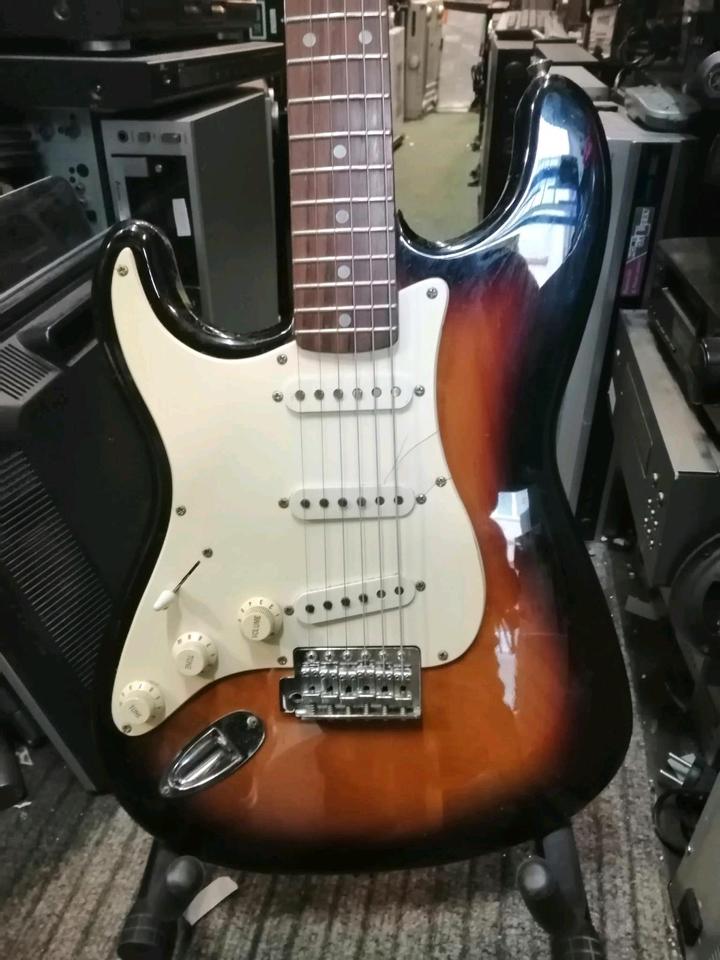 SQUIER STRAT, E-Gitarre für Linkshänder!!
