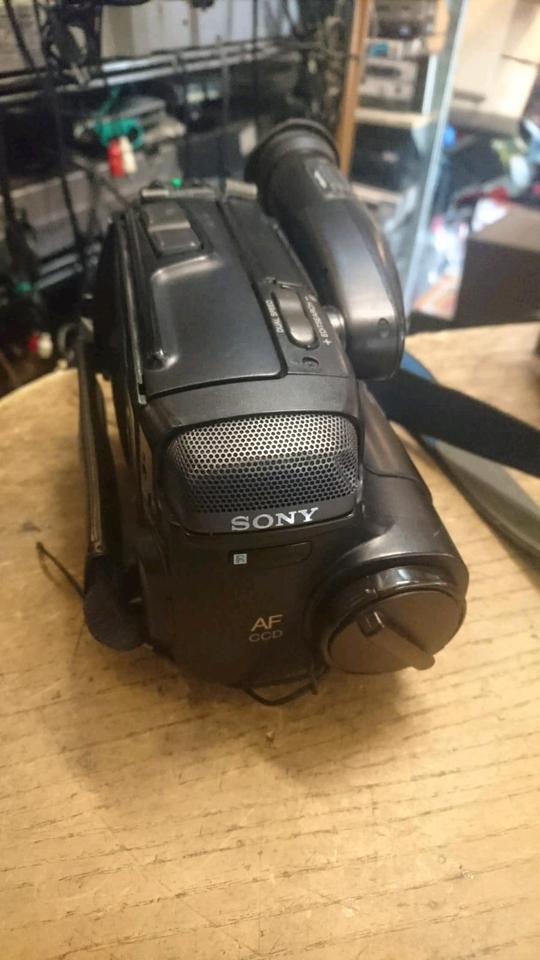 SONY CCD-TR303E, Videocamera Video 8, mit Zubehör!!