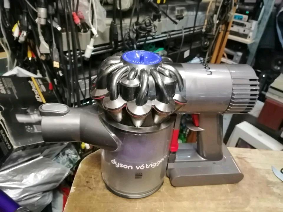 DYSON V6 trigger+, Akku-Staubsauger mit NEUEN Akku und Zubehör!!