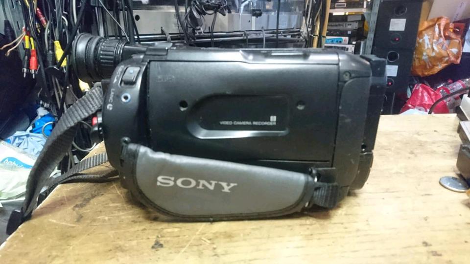 SONY CCD-TR415E, Videocamera Hi8 und Video 8, mit Zubehör!!!