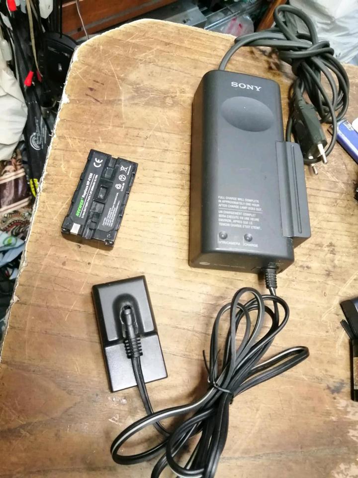 SONY CCD-TR825E, Videocamera Hi8 und Video 8, mit Zubehör!!!