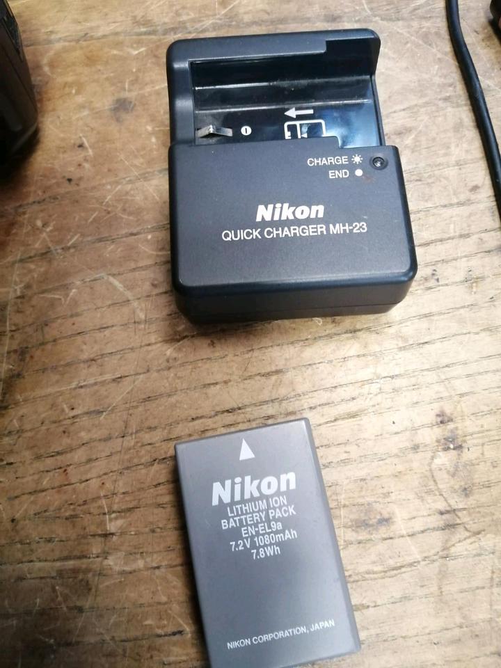 NIKON D5000 Digital-Kamera + NIKON NIKKOR Objektiv, guter Zustan!