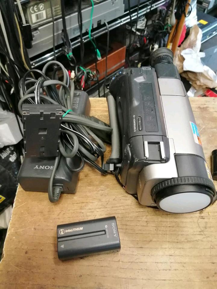 SONY CCD-TR3100E, Videocamera Hi8 und Video 8