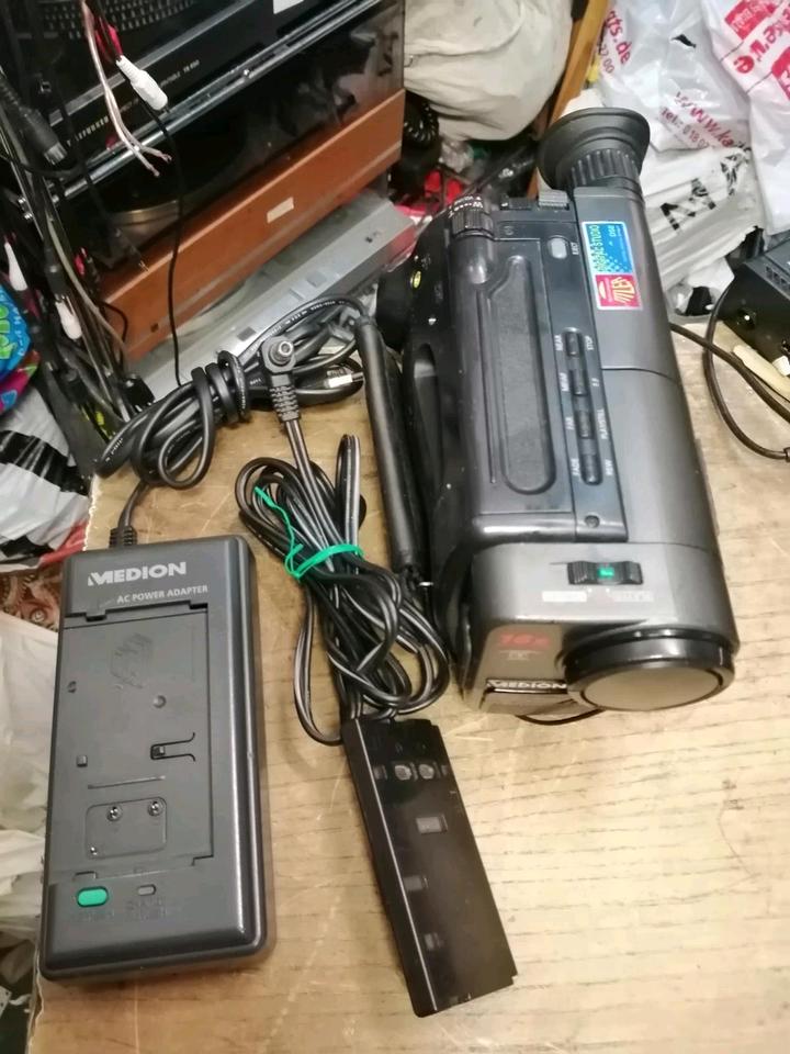 MEDION MD-9010, Videocamera Video 8 mit Zubehör!!