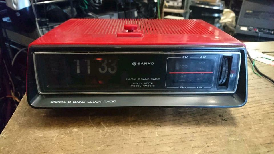 SANYO Model: RM5010, Klappzahlenwecker mit Radio, etwas DEFEKT!!