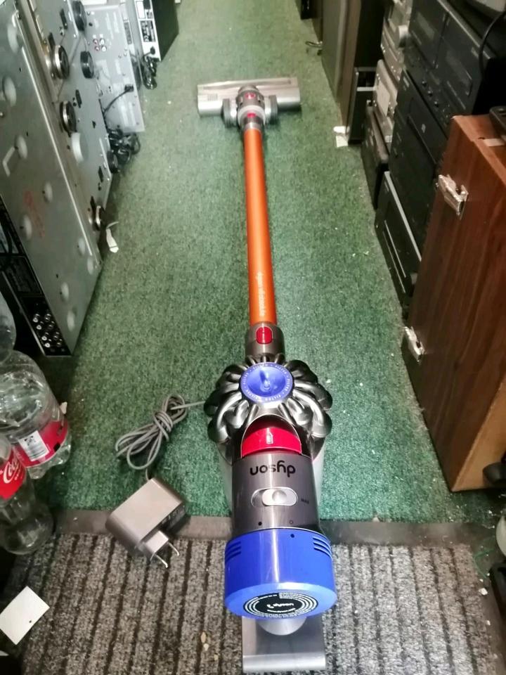 DYSON V8 absolute Akku-Staubsauger, Bürste mit Licht und Zubehör!