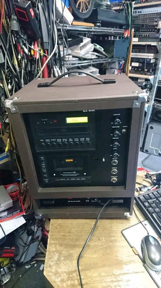 Verstärkerbox Typ KA4040 - UHF mit CD-Player und Cassetten-Deck,