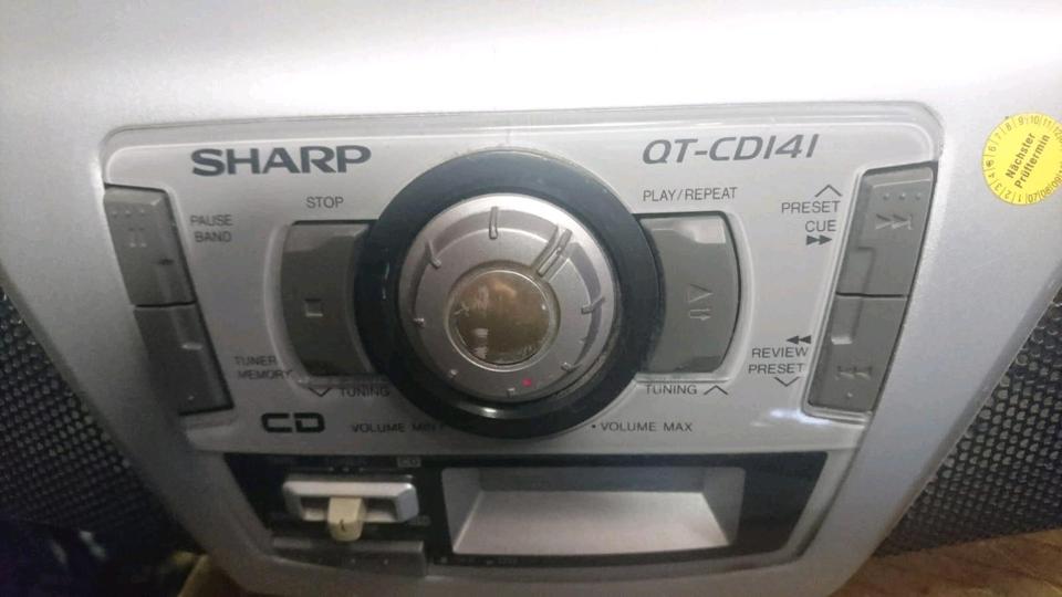 SHARP QT-141H(SL), Cassette/Radio/CD-Player, etwas DEFEKT!!