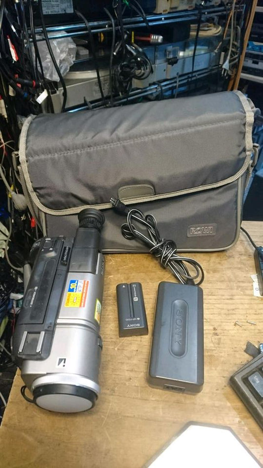 SONY CCD-TR3200E, Videocamera, Hi8 und Video 8, mit Zubehör!!