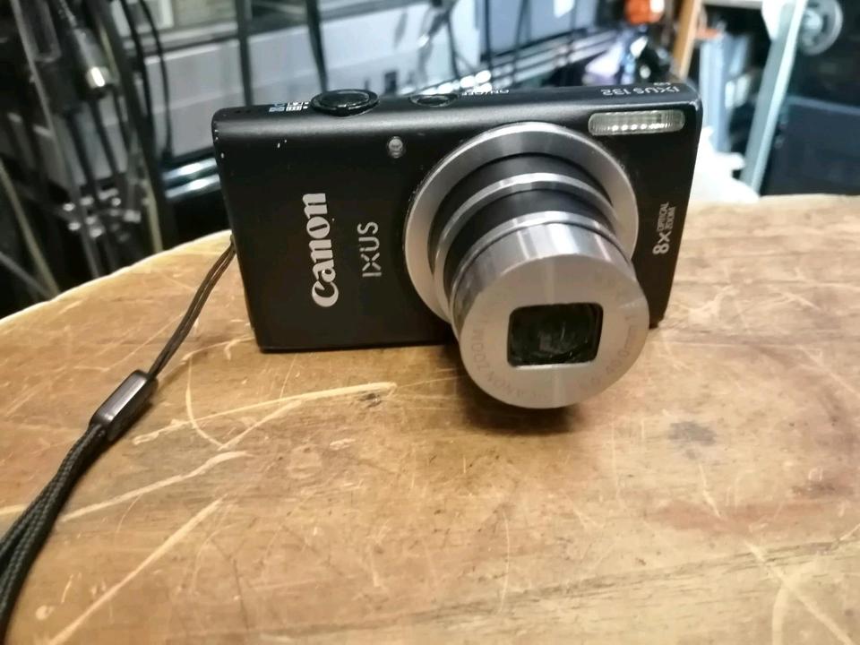 CANON IXUS 132, Digital-Kamera mit Zubehör!!