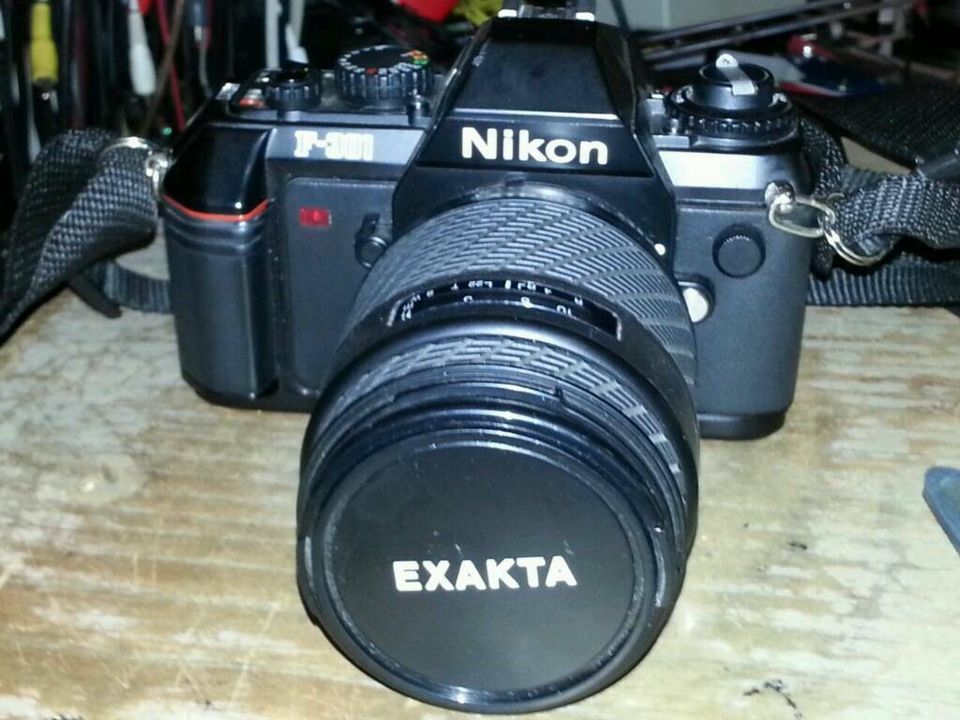 Nikon F-301; Camera + Objektiv EXAKTA 35-135 mm