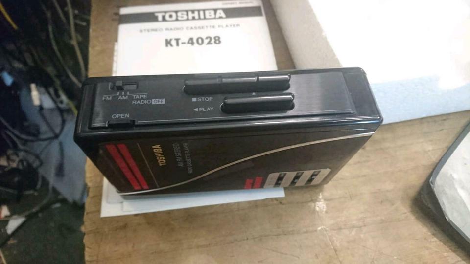 TOSHIBA KT-4028, AM-FM Radio Cassette Player/Walkman, NEU und OVP