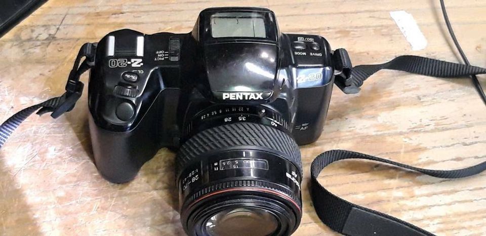 PENTAX Z-20 Analog-Camera und TOKINA AF 20-70mm Objektiv