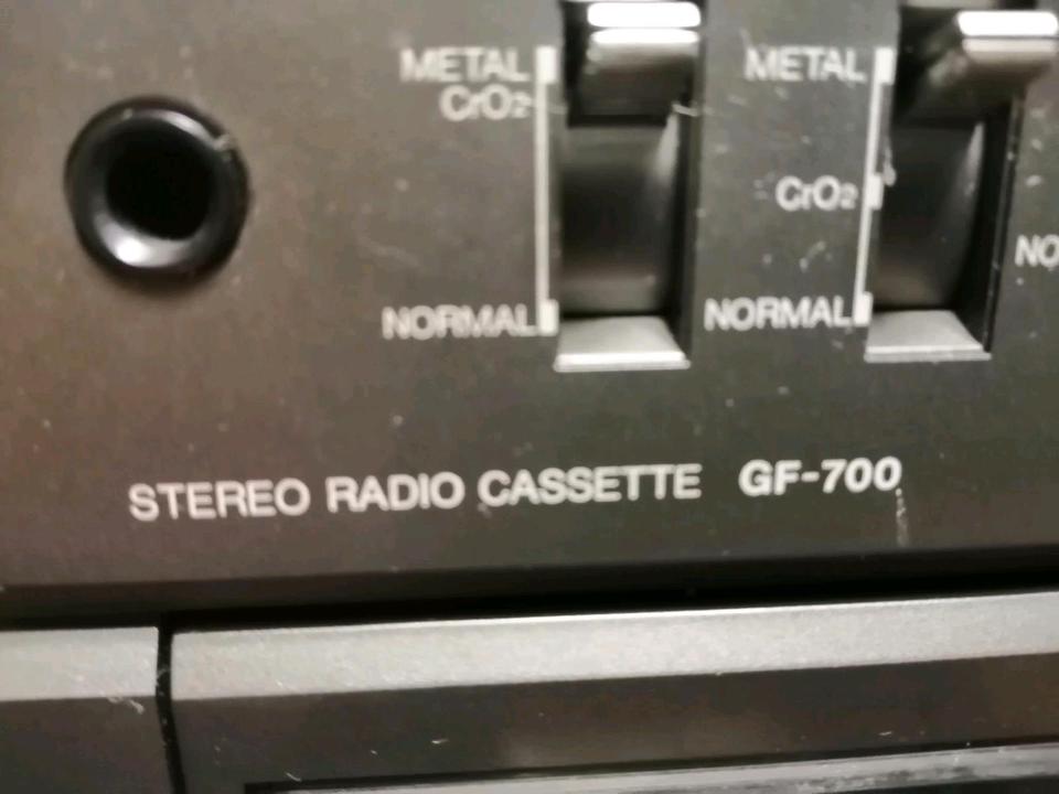SHARP GF-700H, Radio-Cassetten-Recorder OHNE Boxen, etwas DEFEKT!