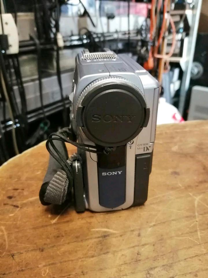 SONY DCR-PC8E, MiniDV-Videocamera mit Zubehör!! Guter Zustand!