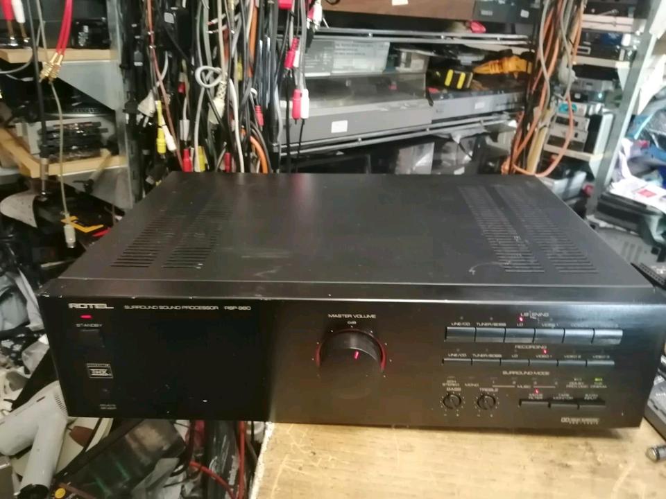 ROTEL RSP-980 Surround Sound Prozessor.