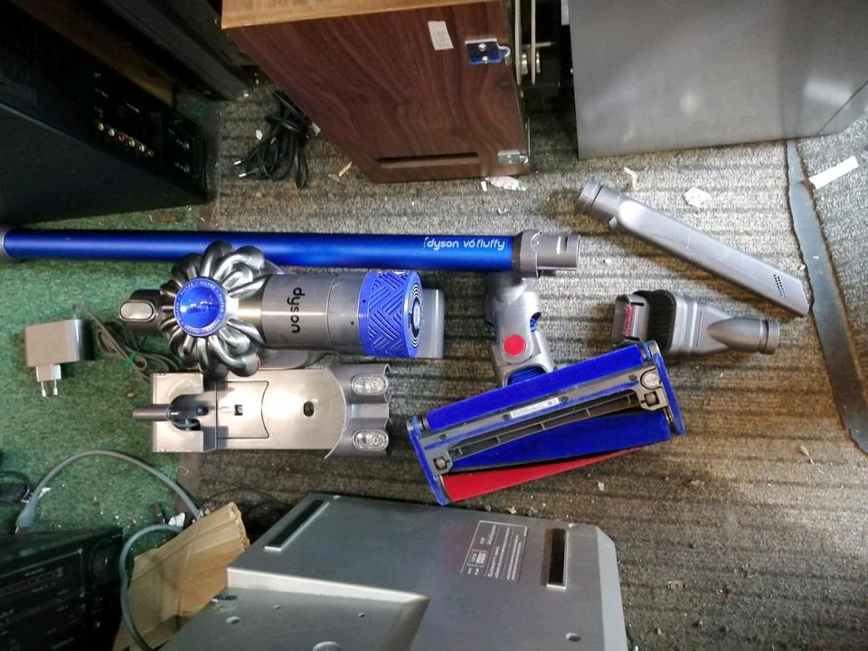 DYSON V6 fluffy, Akku-Staubsauger mit Zubehör