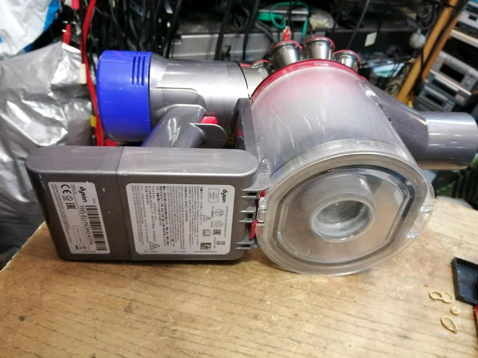 DYSON V8 absolute, Akku-Staubsauger mit Zubehör!!