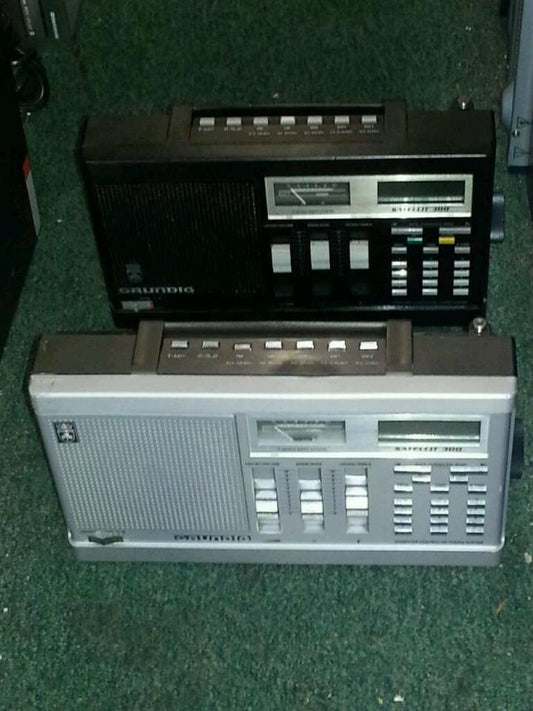 2 GRUNDIG Satellit 300, 2 Radios, Silber und schwarz