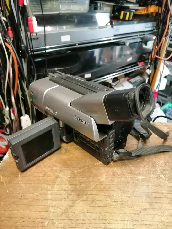 SONY CCD-TRV77E, Videocamera Hi8 und Video 8 mit Zubehör!!