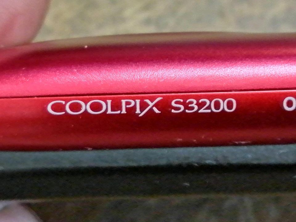 NIKON COOLPIX S3200, Digital-Kamera mit Zubehör, Rot!!