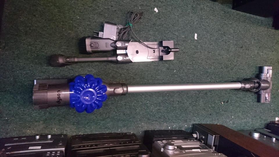 DYSON SV03, Akku-Staubsauger mit Zubehör!