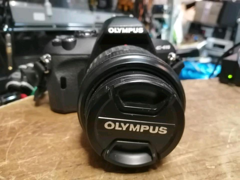 OLYMPUS E-410 + OLYMPUS Zuiko Objektiv, mit Zubehör!!!