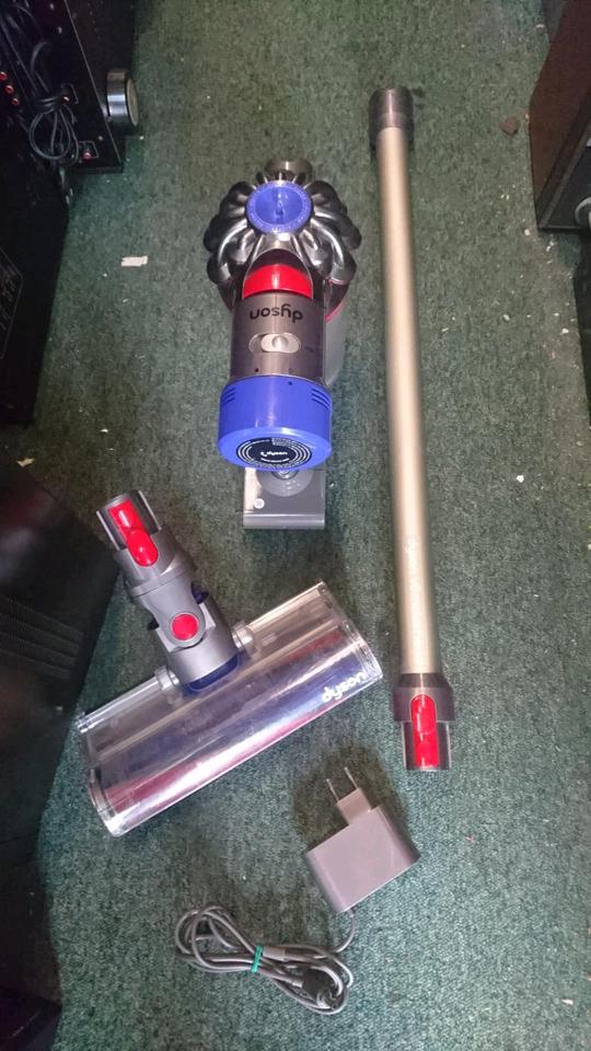 DYSON V8 motorhead, Akku-Staubsauger mit NEUEN Akku + Zubehör!