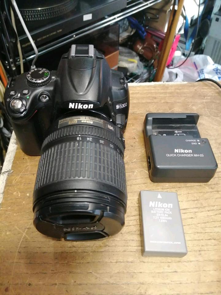 NIKON D5000 Digital-Kamera + NIKON NIKKOR Objektiv, guter Zustan!
