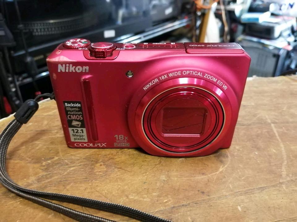 NIKON S9100, Digital-Kamera mit Zubehör, rot, OHNE Speicherkarte!