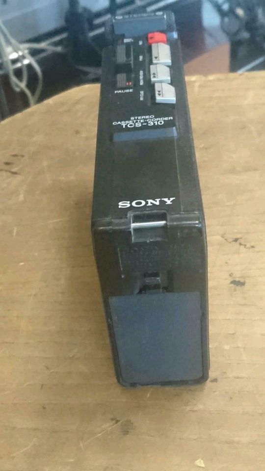 SONY TCS-310 Stereo Walkman, mit Adapter, etwas DEFEKT!