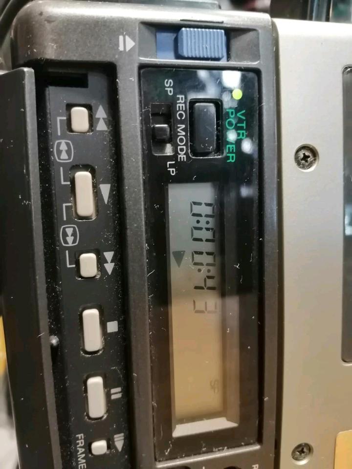 SONY CCD-V100E, Videocamera Video 8 + RFU-87E, mit Zubehör!!