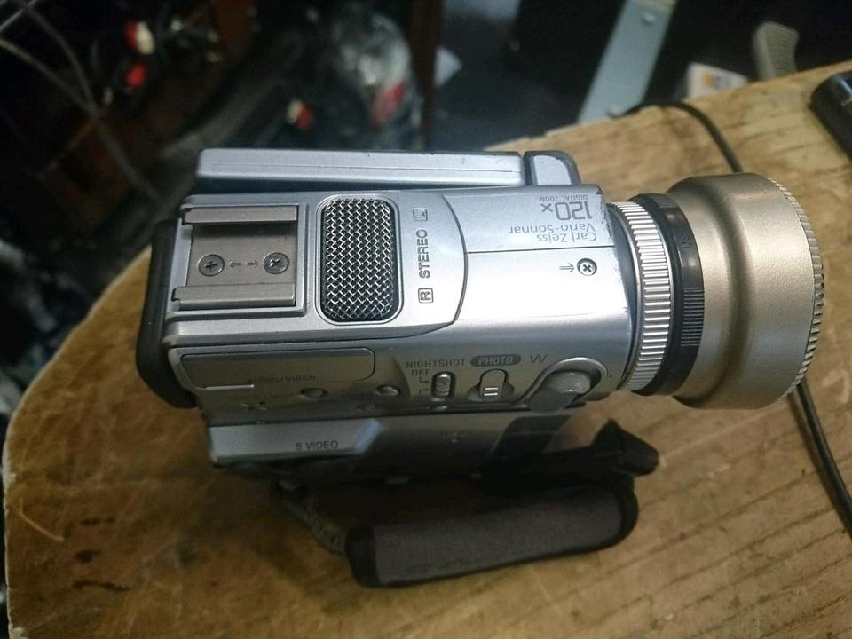 SONY DCR-PC9E MiniDV-Videocamera OHNE Speicherkarte + mit Zubehö!