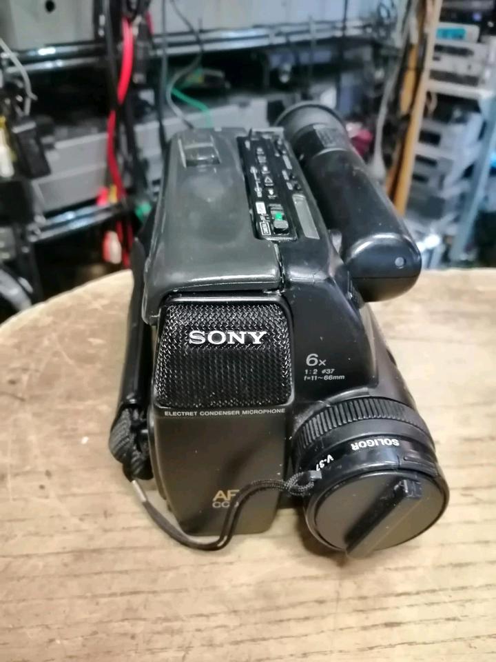 SONY CCD-TR55E, Videocamera Hi8 und Video 8 mit Zubehör!!!