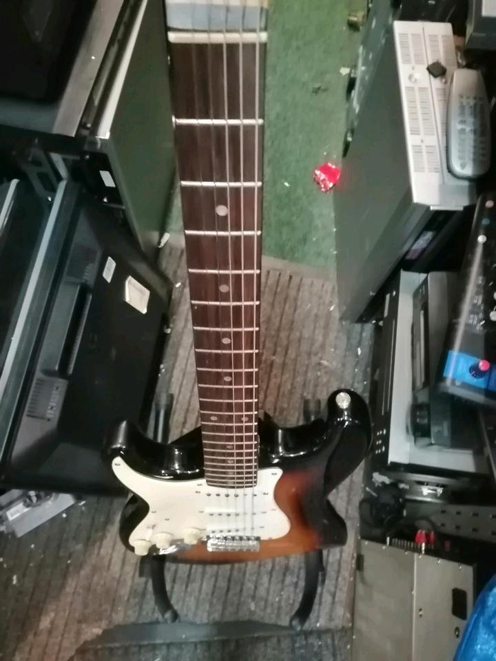 SQUIER STRAT, E-Gitarre für Linkshänder!!