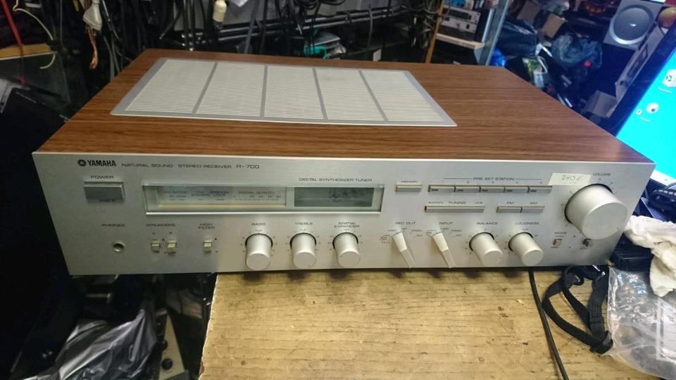 YAMAHA NS SERIES R-700, Receiver, Display leuchtet manchmal NICH!