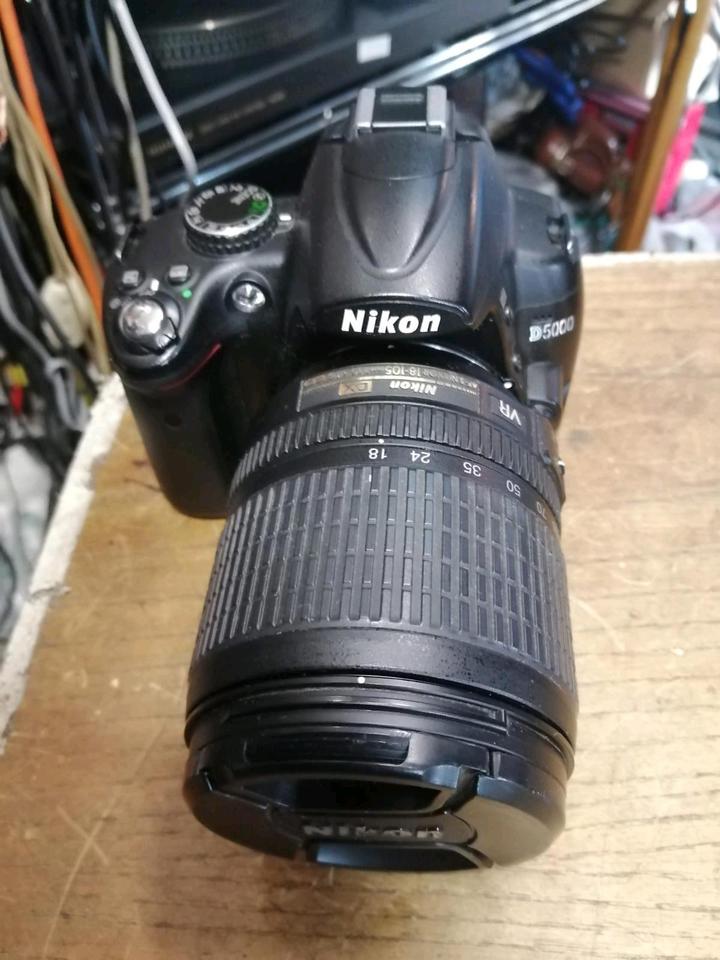 NIKON D5000 Digital-Kamera + NIKON NIKKOR Objektiv, guter Zustan!