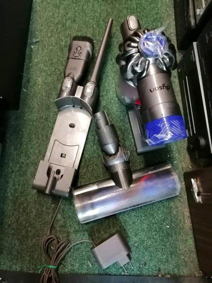 DYSON V6 Fluffy, Akku-Staubsauger mit Zubehör!!