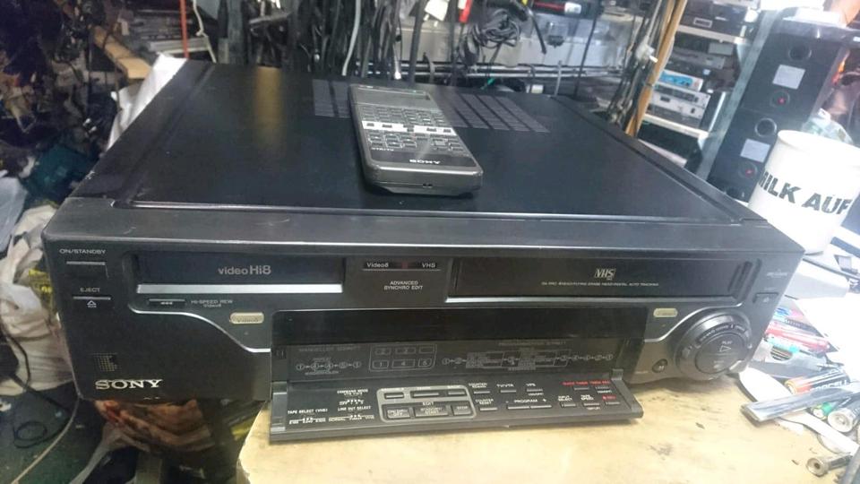 SONY EV-T1VC, VHS + Hi8 Videorecorder, 2 in 1, etwas DEFEKT!!