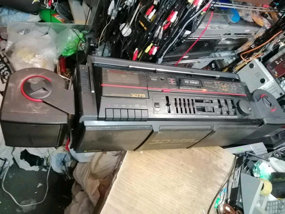 HITACHI TRK-3D75E, Ghettoblaster, etwas DEFEKT!!