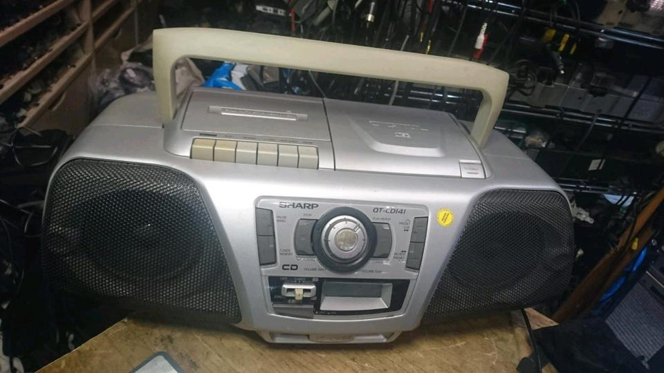 SHARP QT-141H(SL), Cassette/Radio/CD-Player, etwas DEFEKT!!