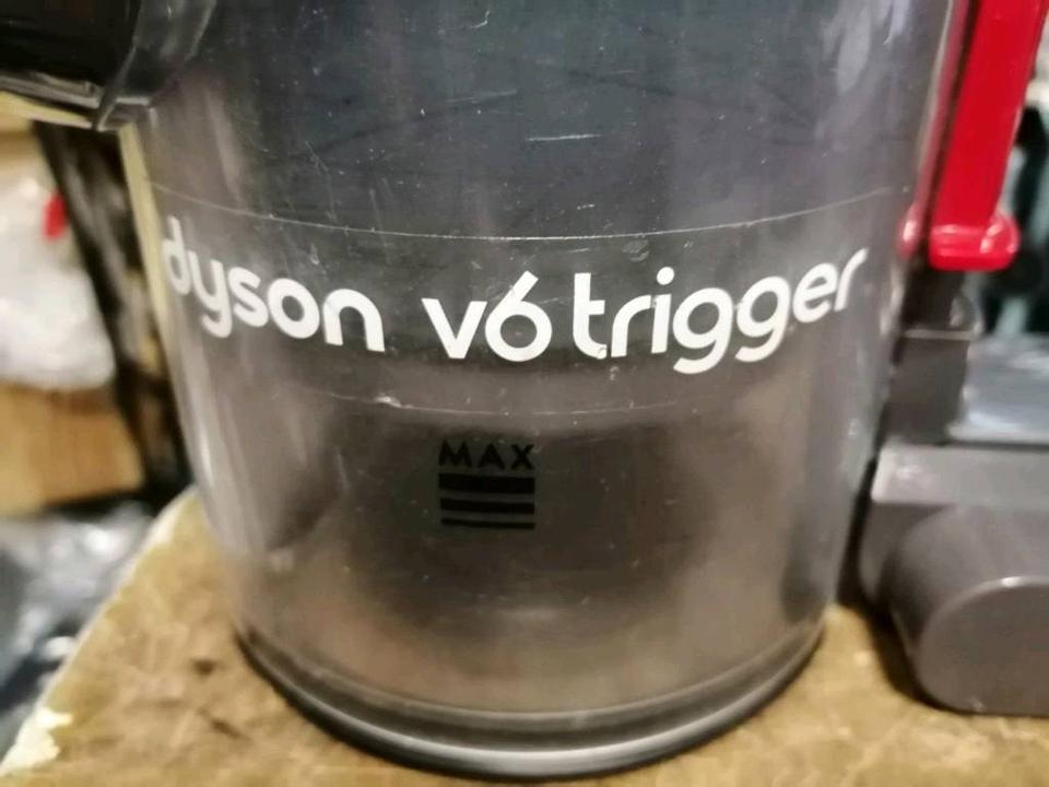 DYSON V6 trigger, Akku-Staubsauger mit NEUEN Akku und Zubehör!!