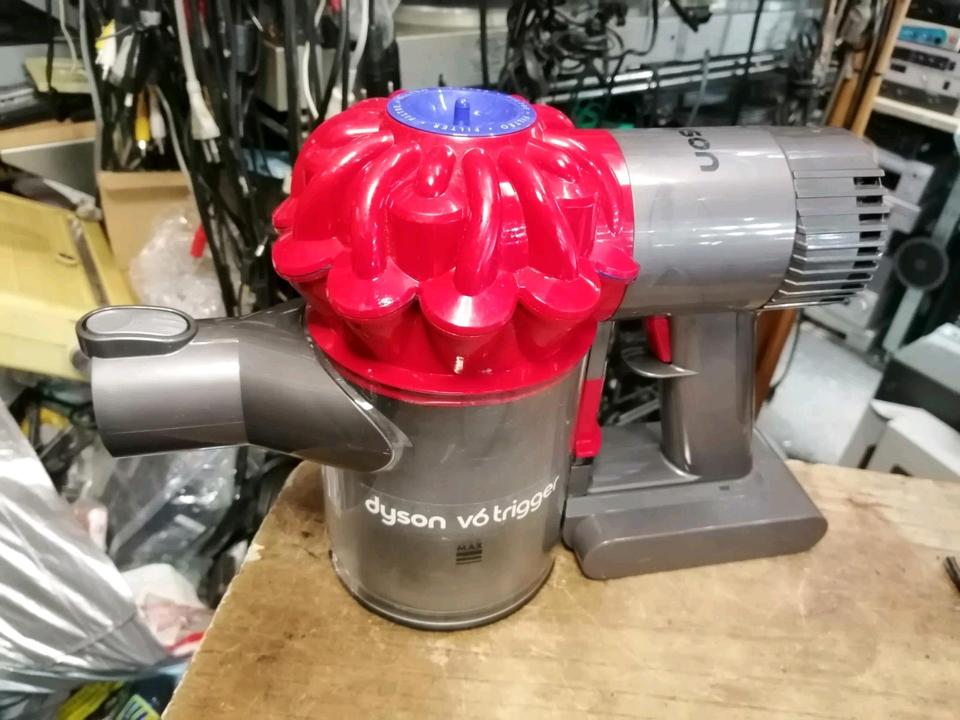 DYSON V6 trigger, Akku-Staubsauger mit NEUEN Akku und Zubehör!!