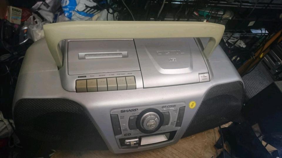 SHARP QT-141H(SL), Cassette/Radio/CD-Player, etwas DEFEKT!!