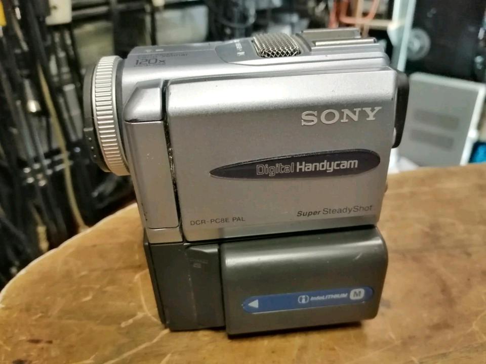 SONY DCR-PC8E, MiniDV-Videocamera mit Zubehör!! Guter Zustand!