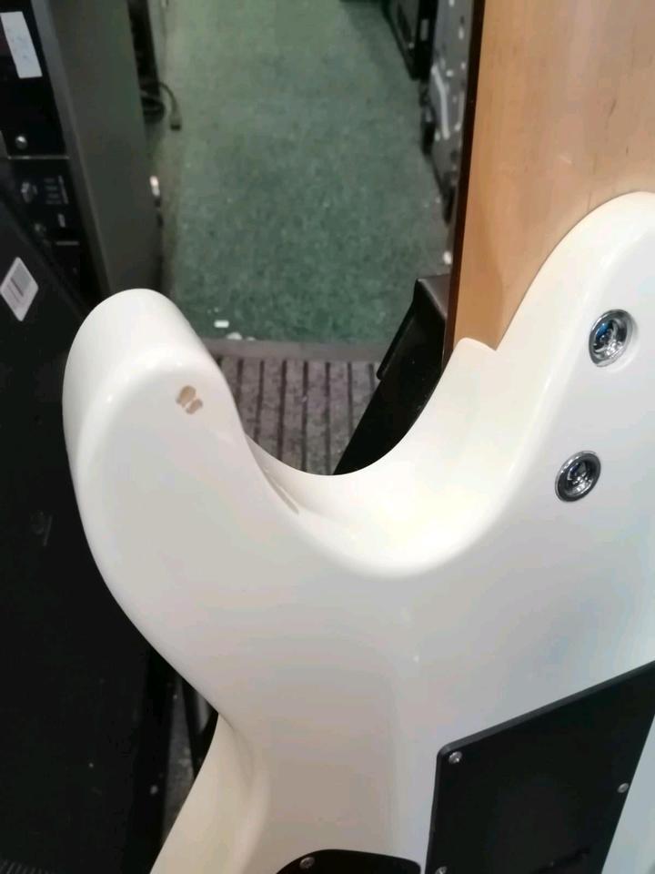 IBANEZ GIO, E-Gitarre, Farbe: weiß, made in China!!!