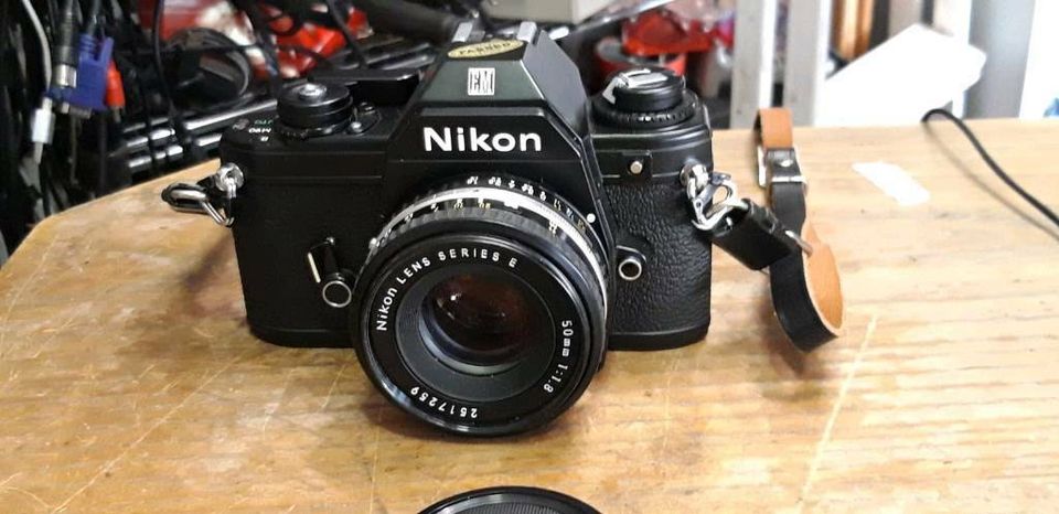 NIKON EM Analog-Camera, Objektiv, Blitz, Linse und Beschreibung!